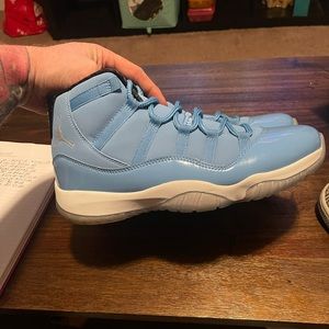 Retro 11 Pantone